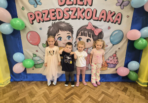 Dzieci z gr 1 na tle dekoracji