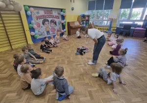 dzieci uczestniczą w zabawie pantofelek
