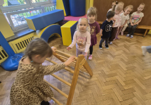 dzieci pokonują tor przeszkód