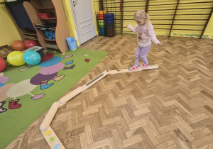 dzieci pokonują tor przeszkód