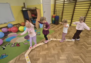 pokonują tor przeszkód