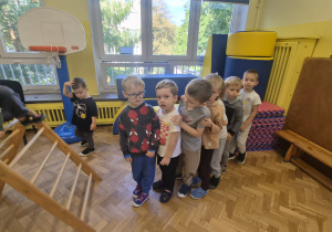 pokonują tor przeszkód