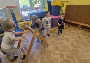 pokonują tor przeszkód