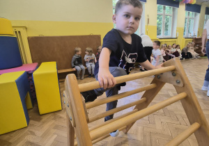 pokonują tor przeszkód