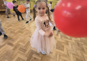 dzieci tańczą z balonami