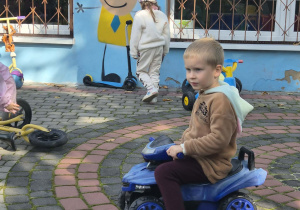 chłopiec jedzie na kładzie