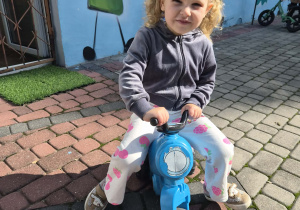 dziewczynka jedzie rowerkiem