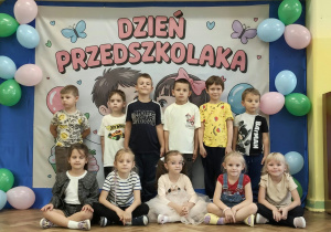Zdjęcie grupowe dzieci na tle dekoracji