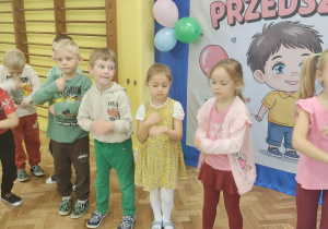 dzieci tańczą