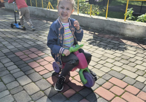 dzieci bawią się na tarasie