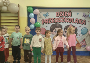dzieci ustawiają się w koło