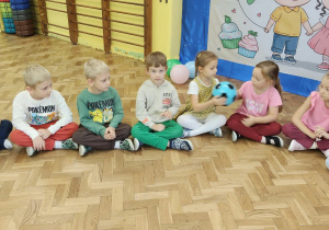 dzieci siedzą w kole