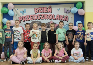 Zdjęcie grupowe dzieci na tle dekoracji