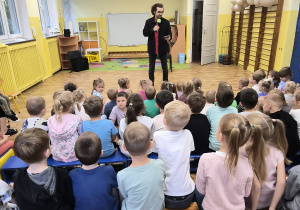 Dzieci uczestniczą w audycji muzycznej