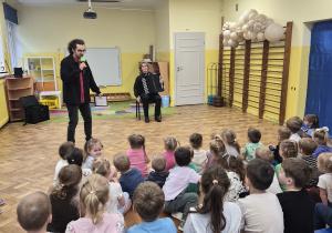dzieci uczestniczą w audycji muzycznej