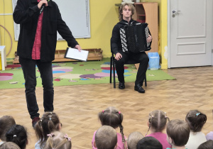 Pan prowadzi audycje muzyczną