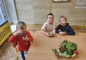 Dzieci ogladają dary jesieni pod lupą