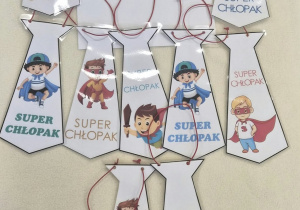 Krawaty na gumce z napisem super chłopak