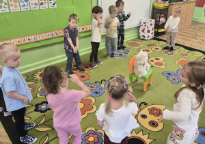 dzieci śpiewają piosenkę misiowi