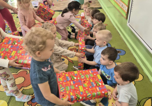 Dziewczynki wręczają prezenty kolegom
