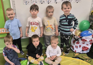 Chłopcy pozują do zdjęcia