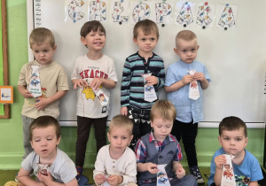 chłopcy prezentują swoje krawaty