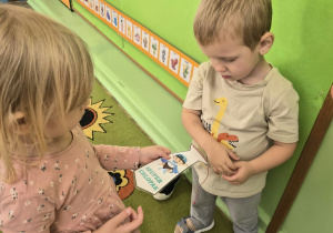 dziewczynka wręcza koledze krawat