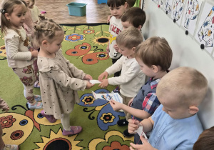 Dziewczynki wręczają krawaty kolegom