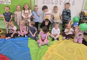 Dzieci pozują do zdjęcia grupowego