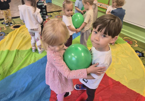 dzieci tańczą z balonami