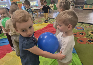 dzieci tańczą z balonami