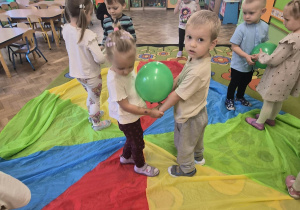 dzieci tańczą z balonami