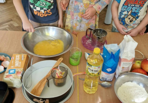 Dziecko ubija jajka z cukrem