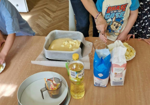 Dziecko wrzuca jabłka do ciasta.