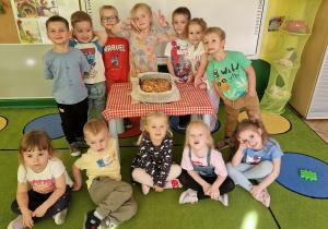 dzieci prezentują upieczone ciasto