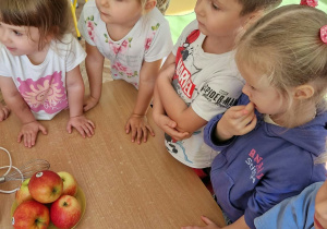 Nauczycielka z dzieckiem przesiewa mąkę