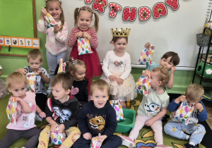zdjęcie grupowe z jubilatką