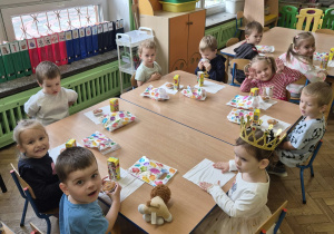 dzieci kosztują babeczkę i soczek urodzinowy