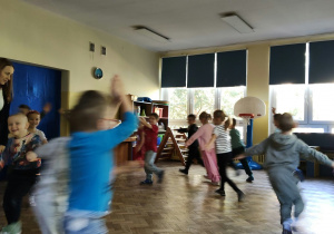 Dzieci udają, że lecą samolotem