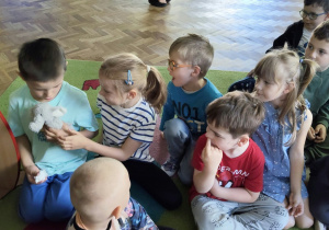 Dzieci witają się z maskotką słonika