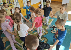 Dzieci tańczą w kółeczkach