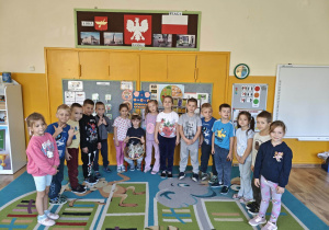 Dzieci stoją dookoła jubilata