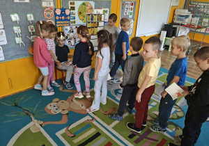 Dzieci składają życzenia jubilatowi