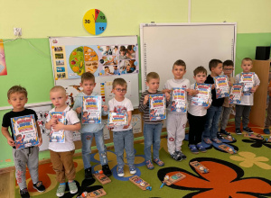 Chłopcy stoją z dyplomami