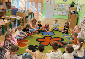 Zabawa w kole z gumą sensoryczną