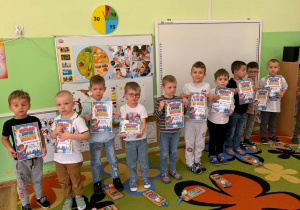 Chłopcy stoją z dyplomami