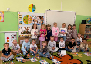 Chłopcy siedzą dziewczynki stoją za nimi