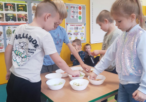Dzieci degustują