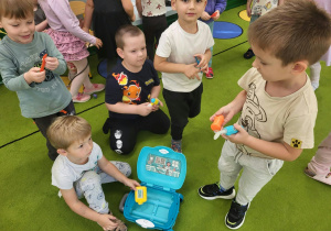 Dzieci bawią się przyborami lekarskimi