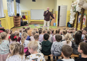 Pan wita dzieci przez mikrofon